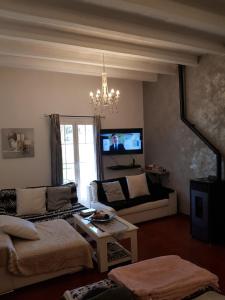 Televiisor ja/või meelelahutuskeskus majutusasutuses Casa rural 6-9 personas