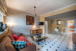 - un salon avec un canapé et une table dans l'établissement Luminoso apartamento céntrico 3 hab 2 baños, à Séville