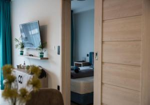 TV a/nebo společenská místnost v ubytování Marina Apartment by Dora + 37 fotografií