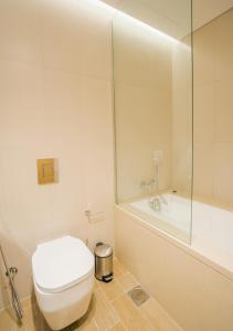 A bathroom at Nasma Luxury Stays- Mayan 3, Yas Island, Abu Dhabi
