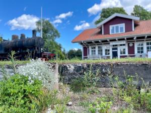 a house with a train in front of it at SovPå Tåg i Tärnsjö in Tärnsjö