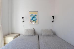 Un dormitorio con una cama y un cuadro en la pared. en Summer in Costa del Sol, en Benalmádena 18 fotos más