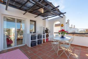cocina con mesa y sillas en el patio en Summer in Costa del Sol, en Benalmádena