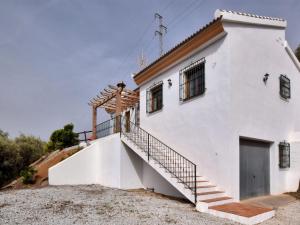 una casa blanca con escaleras laterales en Belvilla by OYO Casa Guzm n en Árchez