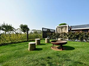 Een tuin van Luxury Villa in Megchelen with Sauna