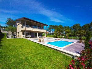 una casa con piscina en el patio en Beautiful cottage nicely furnished in the valley city Gwent en Pontevedra