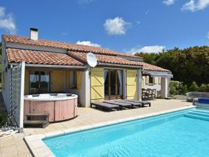 une maison avec une piscine et un bain à remous dans l'établissement Villa with heated pool and hot tub, à Vélieux