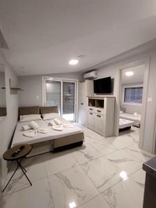 Ένα ή περισσότερα κρεβάτια σε δωμάτιο στο Apartments Nera Paralia-Apartment with sea view