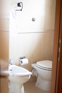 La salle de bains est pourvue de toilettes et d'un lavabo. dans l'établissement Hotel PRime, à Pistoia