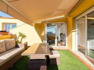 patio ze stołem i kanapą w obiekcie Rd2 aparcamiento incluido triana terraza privada w Sewilli