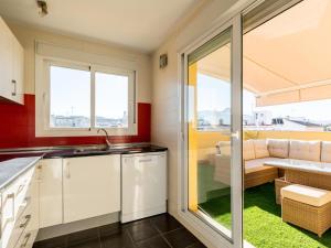 Virtuvė arba virtuvėlė apgyvendinimo įstaigoje Rd2 aparcamiento incluido triana terraza privada