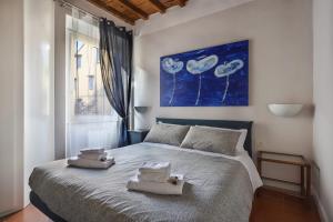 A bed or beds in a room at Florence in the window- Unique view Még 20 kép