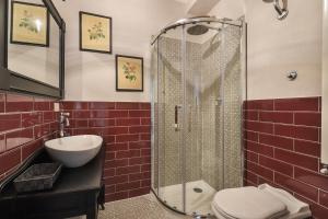 A bathroom at Florence in the window- Unique view