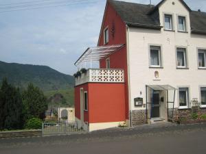 Gallery image of Comfortable flat with view of the Moselle valley and vineyards and garden in Bremm