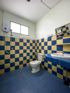 ein Bad mit einem WC und einem Waschbecken in der Unterkunft Karon house 15A in Karon Beach