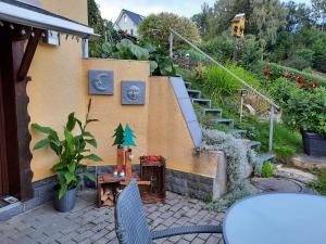 a garden with stairs and a table and chairs at Ferienwohnung Tuchscherer in Cranzahl