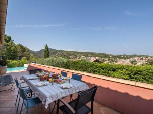 Quiet villa with private pool في Caunes-Minervois: طاولة وكراسي على فناء مع اطلالة