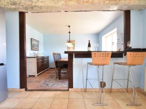 - une salle à manger avec une table, des chaises et un miroir dans l'établissement Comfortable holiday home with pool, à Grury