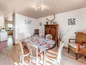 - une salle à manger avec une table et des chaises dans l'établissement Cozy Holiday Home in Houffaliz with Garden, à Nadrin