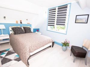 een slaapkamer met een bed en een raam bij Superb holiday home near the beach in Quinéville