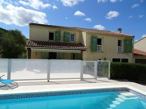 una casa con piscina di fronte a una casa di Charming house with private pool a La Tour-sur-Orb