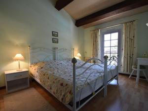 una camera con letto e finestra di Charming house with private pool a La Tour-sur-Orb