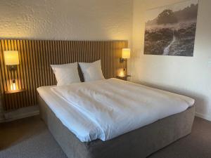 A bed or beds in a room at Hotel Dalgas, BW Signature Collection