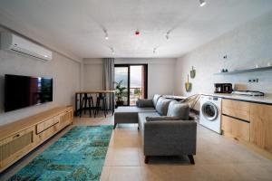 TV a/nebo společenská místnost v ubytování Reddoors Suites Sea View