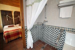 A bed or beds in a room at Casa rural El Silo