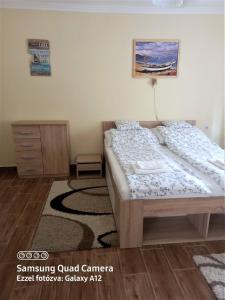Postel nebo postele na pokoji v ubytování Írisz Apartman + 25 fotografií