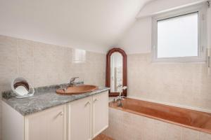 ein Badezimmer mit Waschbecken und Badewanne in der Unterkunft Vacances pour 6 à 400m de la plage à Sarzeau in Sarzeau + 19 Fotos