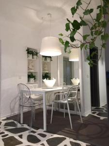 uma sala de jantar com uma mesa branca e cadeiras em Opis studio em Ornos