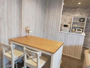 船橋市にあるChiba LEO Niju-Gobankan #MQxのテーブルと椅子2脚が備わる客室です。