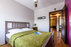 Una cama o camas en una habitación de Nr 4 EUROPA22 Hostel z wanną PARKING 24h strzeżony Quick Check-in Szybkie zameldowanie 90 metrów kw HOSTEL