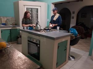 Kuchyň nebo kuchyňský kout v ubytování Keedols Inn & Backpackers