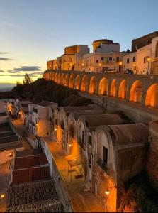 uma vista para uma cidade com uma ponte à noite em Villa Leone em Pisticci