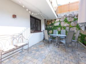 Patio nebo venkovní prostory v ubytování Apartment in Tyrol near Ski Lift