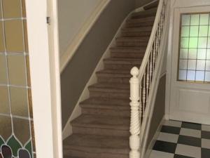 una escalera en una casa con una puerta de cristal y una escalera en Quietly located mansion near the centre of The Hague en La Haya