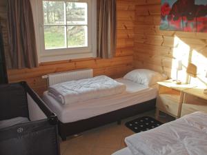 Camera con 2 letti singoli e finestra. di Charming holiday home near the Sauerland ski area a Medebach