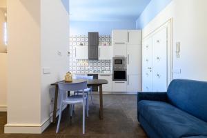 salon z niebieską kanapą i stołem w obiekcie Corso Umberto 58 w mieście Neapol
