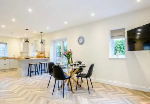 a kitchen and dining room with a table and chairs at The Lodge in Coltishall
