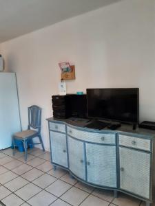 biurko z telewizorem i krzesłem w pokoju w obiekcie Rocas del Mar Tenerife w mieście Costa Del Silencio