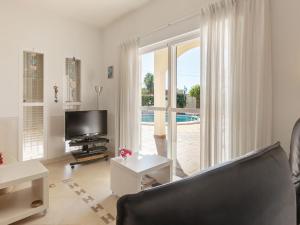 TV a/nebo společenská místnost v ubytování Costa de la Luz Poolside Villa