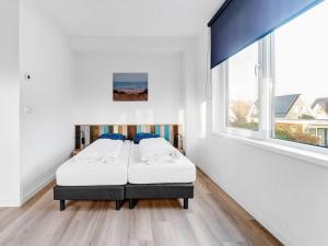 Postel nebo postele na pokoji v ubytování Appealing Holiday Home in De Koog Texel with Sauna