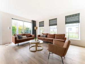 Sala de estar con 2 sofás y mesa en Pleasing Holiday Home in De Koog Texel with Fenced Garden en Westermient