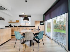 een keuken en eetkamer met een tafel en stoelen bij Appealing Holiday Home in De Koog Texel with Sauna in Westermient