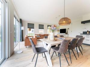 Westermient的住宿－Pleasing Holiday Home in De Koog Texel with Fenced Garden，用餐室以及带桌椅的起居室。