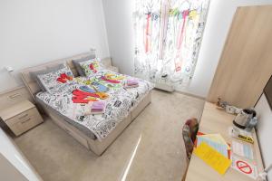 ein kleines Schlafzimmer mit einem Bett und einem Fenster in der Unterkunft SMART in Niš