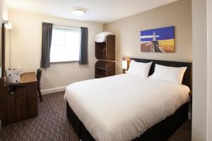 um quarto de hotel com uma cama grande e uma janela em Lobster Pot, Bridlington by Marston's Inn em Bridlington