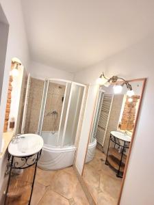 Bilik mandi di Main Square Apartments & More